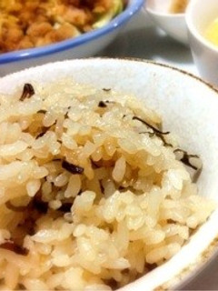 簡単!塩昆布と油揚げの炊き込みご飯-レシピのメイン写真
