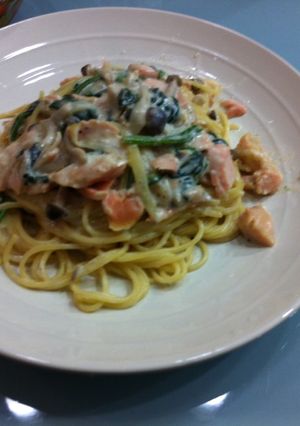 ほうれん草と塩鮭としめじのクリームパスタ-レシピのメイン写真