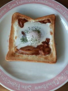 ハヤシをリメイク→目玉焼きのせトースト-レシピのメイン写真