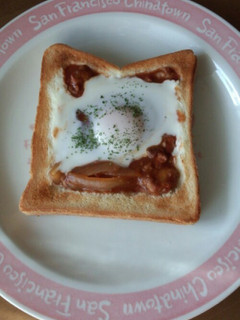 ハヤシをリメイク→目玉焼きのせトースト-レシピのメイン写真