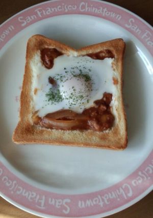 ハヤシをリメイク→目玉焼きのせトースト-レシピのメイン写真