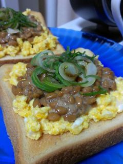 (。-`ω´-)男の納豆炒り卵トースト-レシピのメイン写真