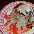 豚薄切り肉とたまねぎを茹でてサラダ