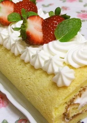 苺たっぷりで♪春のロールケーキ-レシピのメイン写真