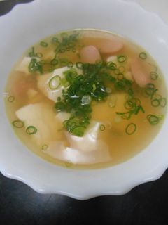 絹ごし豆腐とウインナーのコンソメスープ-レシピのメイン写真