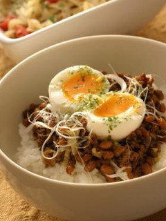 納豆そぼろご飯 半熟卵のせ-レシピのメイン写真
