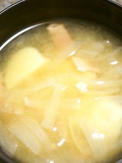 ベーコン入りじゃが芋と玉葱の味噌汁-レシピのメイン写真