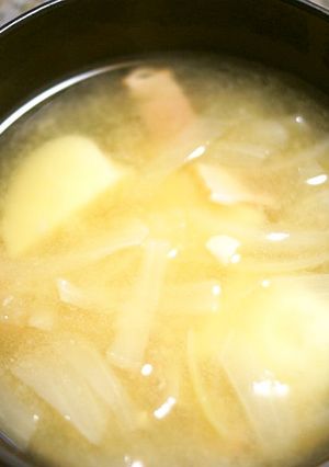 ベーコン入りじゃが芋と玉葱の味噌汁-レシピのメイン写真