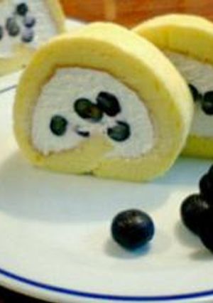 ブルーベリーとチーズクリームのスフレロールケーキ-レシピのメイン写真