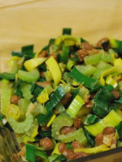 簡単☆ネギとセロリの炒め物(納豆入り)-レシピのメイン写真