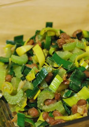 簡単☆ネギとセロリの炒め物(納豆入り)-レシピのメイン写真