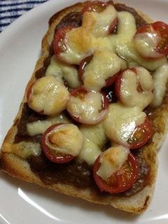 残ったカレーとトマトでチーズトースト-レシピのメイン写真