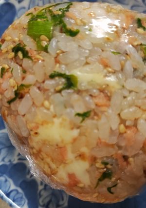 わさび菜とシャケとチーズのごまおにぎり-レシピのメイン写真