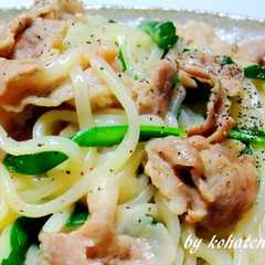 รูปของ 豚肉とにらのガーリックペッパーうどん