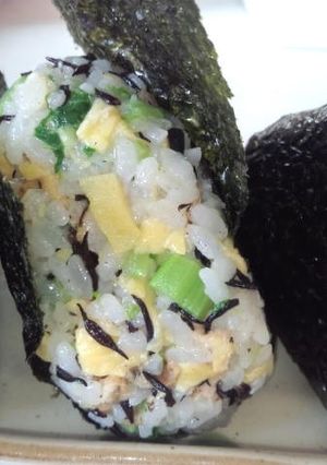 芽ひじきの煮物と菜の花で作るおにぎり-レシピのメイン写真