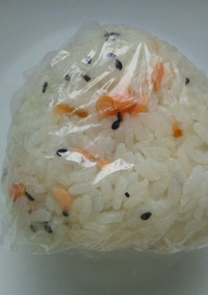 おにぎり（鮭・ゴマ）-レシピのメイン写真