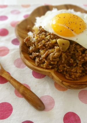 ピリ辛そぼろ丼〜半熟卵のせ-レシピのメイン写真