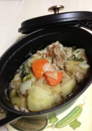 ストウブのお鍋で作る豚肉じゃが-レシピのメイン写真