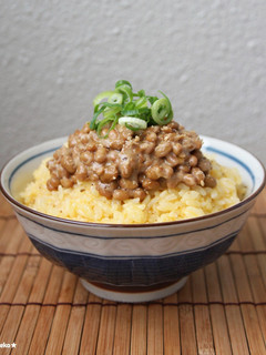 簡単朝食♪卵かけご飯on納豆☆-レシピのメイン写真