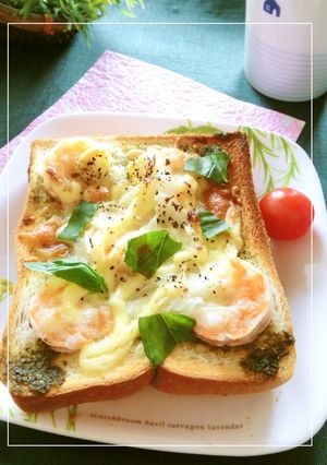 ボイルエビ×玉葱のバジルトースト-レシピのメイン写真