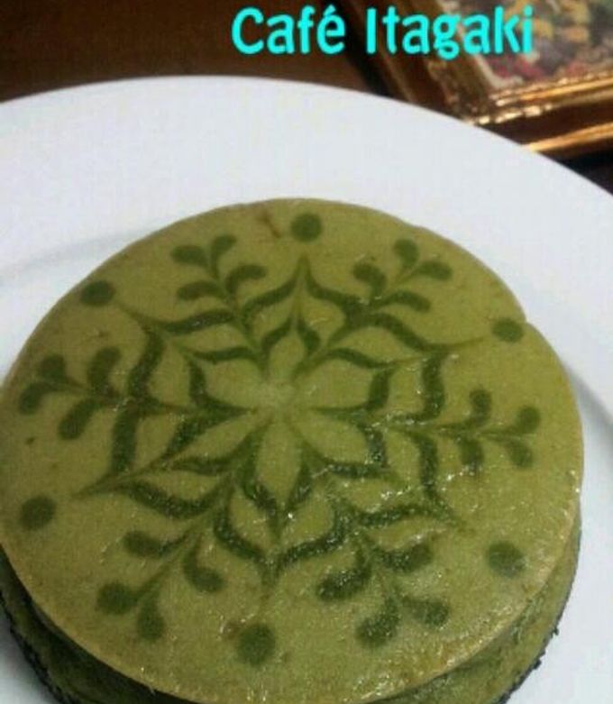 美しい古美術◾️蔵からクリームチーズケーキの様な美しい釉薬の抹茶茶碗が出て来ました 遺品整理中◾️蔵から美しい緑色の釉薬が滝の様に流れる抹茶茶碗