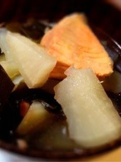 ヘルシー◆皮ごと根菜と鮭と昆布の塩スープ-レシピのメイン写真