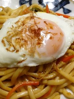 焼うどん目玉焼きのっけ-レシピのメイン写真