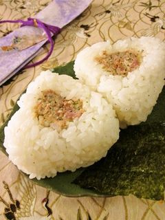 鮭の中骨水煮缶の梅マヨおにぎり-レシピのメイン写真