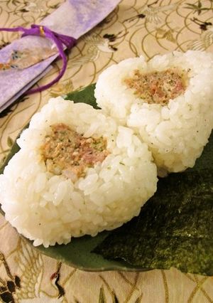 鮭の中骨水煮缶の梅マヨおにぎり-レシピのメイン写真