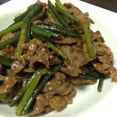 รูปของ 一番簡単！牛肉とにんにくの芽炒め