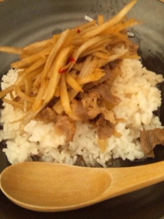 祖母の味*きんぴらごぼうのせ牛丼-レシピのメイン写真