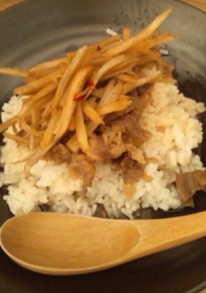 祖母の味＊きんぴらごぼうのせ牛丼-レシピのメイン写真