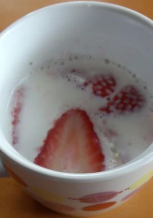 イチゴホットミルク-レシピのメイン写真