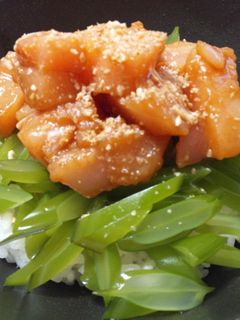春の味☆茎わかめとマグロ丼-レシピのメイン写真