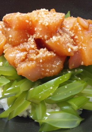 春の味☆茎わかめとマグロ丼-レシピのメイン写真
