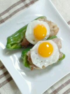 鶉の目玉焼きのせ豚こまのピーマン詰め-レシピのメイン写真