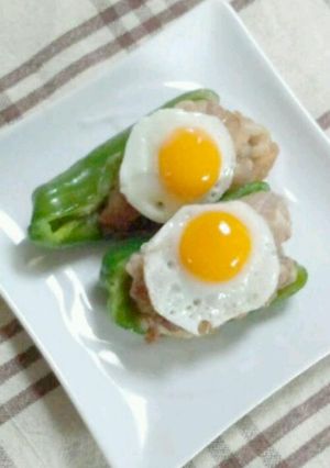 鶉の目玉焼きのせ豚こまのピーマン詰め-レシピのメイン写真