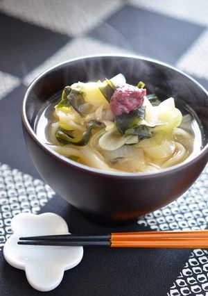 チューブのねり梅で簡単！梅わかめうどん-レシピのメイン写真