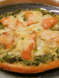 スモークサーモンとほうれん草のピザ-レシピのメイン写真