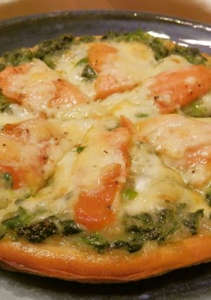 スモークサーモンとほうれん草のピザ-レシピのメイン写真