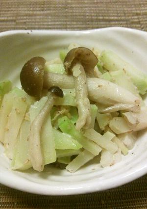 ブロッコリーの茎としめじのゴママヨ和え-レシピのメイン写真