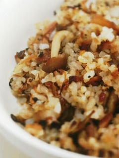 ごま油香る!梅とツナのキノコ炒飯-レシピのメイン写真