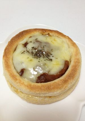 簡単☆チーズとろ〜り焼きカレーパン-レシピのメイン写真