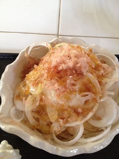 新玉ねぎと鰹節のオリーブオイル簡単サラダ-レシピのメイン写真
