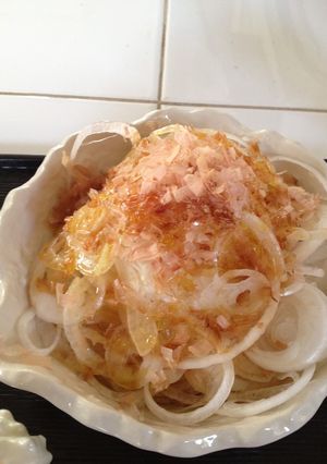 新玉ねぎと鰹節のオリーブオイル簡単サラダ-レシピのメイン写真