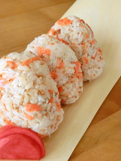 *鮭としらすの胡麻おにぎり*-レシピのメイン写真