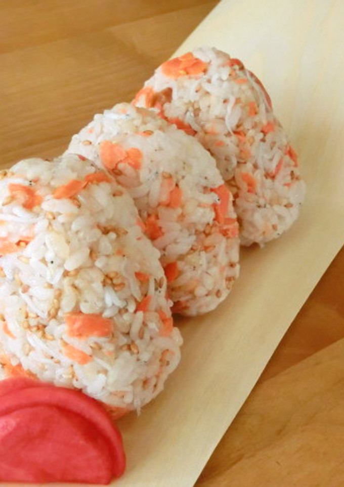 *鮭としらすの胡麻おにぎり*-レシピのメイン写真