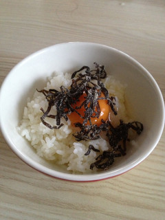 ゴマ油が決めて!卵かけご飯in塩こんぶ-レシピのメイン写真
