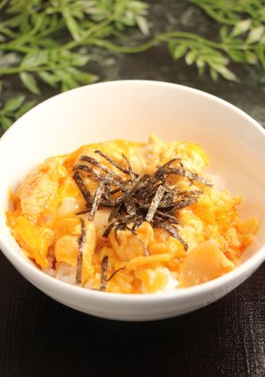 レンジで簡単1分40秒！梅にんにく親子丼-レシピのメイン写真