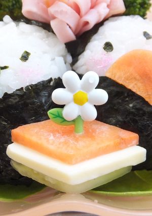 お雛様のキャラ弁に 菱餅ピックサラダ-レシピのメイン写真